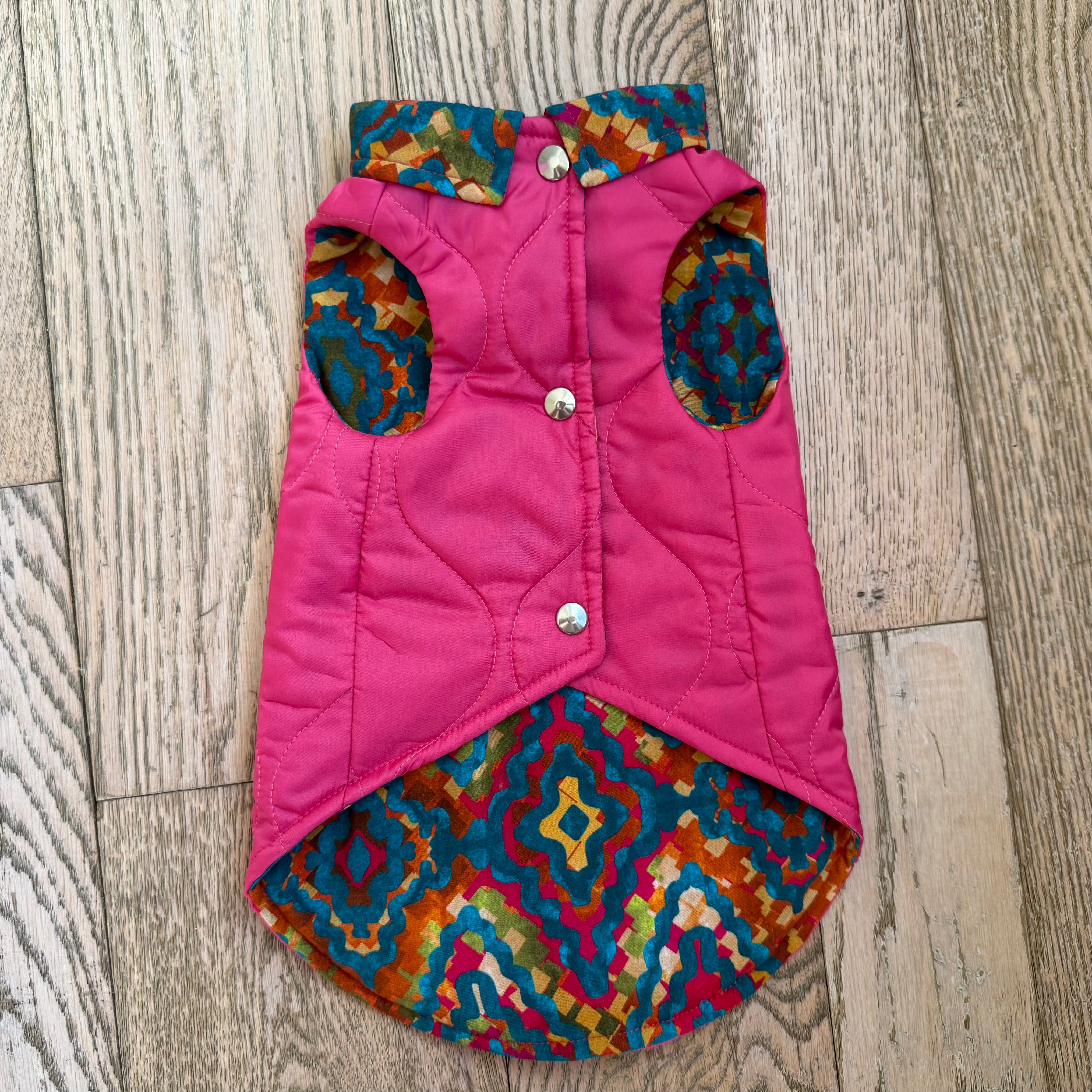 Piumino Chelsea Fucsia | Eleganza e Comfort Sartoriale per Barboncine